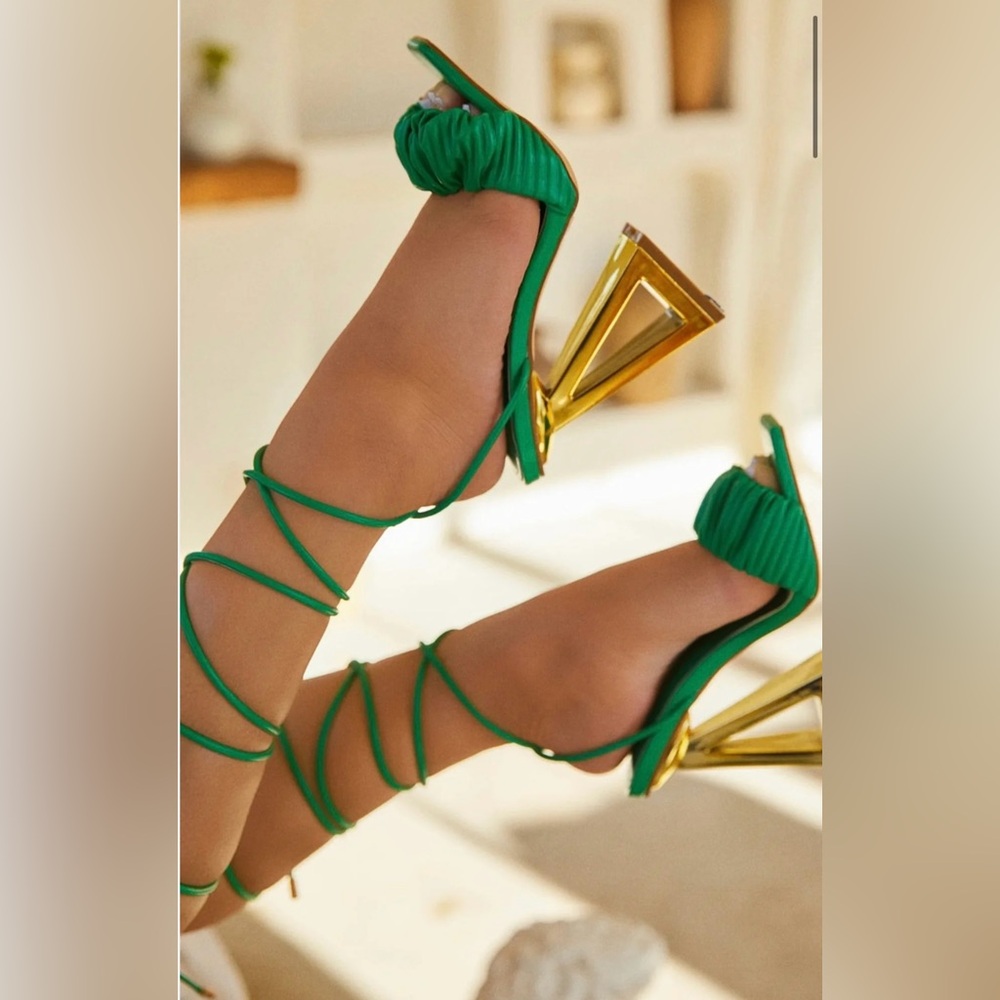 NWT AZALEA WANG AMIE CHUNKY SANDAL IN GREEN. SIZE 6